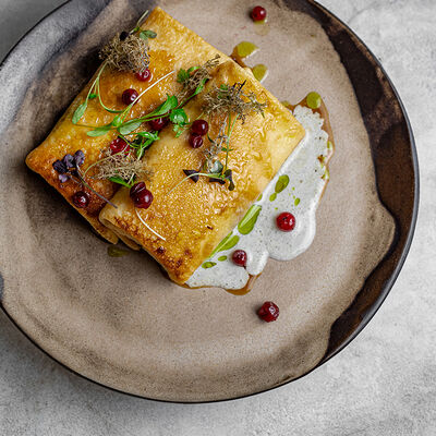 Блинчик с томленым лосем, брусника, копченый ягель в 19 по цене 936 ₽