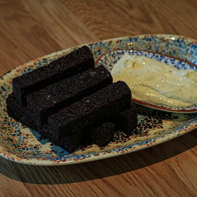 Чесночные гренкив DVOR гриль-бистро по цене 420 ₽