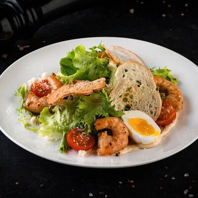 Салат Цезарь с креветками в Catch по цене 34 р.