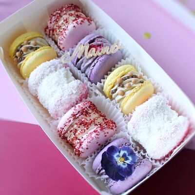 Макарон с разными вкусами XL ассорти маме на День матери с топпером в Miracle bakery по цене 3390 ₽