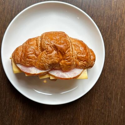 Круассан с ветчиной и сыром в Особенный Наполеон по цене 240 ₽