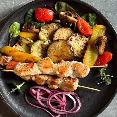 Сувлаки Куриные с овощами гриль в Смольный по цене 850 ₽
