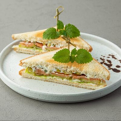 Сэндвич с лососем в Диккенс по цене 550 ₽