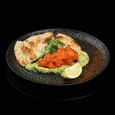 Закуска - тартар из лосося в Big Size Roll по цене 635 ₽