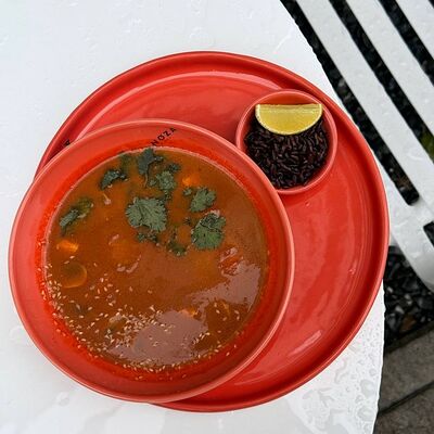 Тайский суп с лососем в Zanoza Kруассантерия по цене 850 ₽