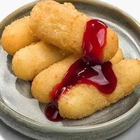 Сырные палочки с ягодным соусом в Bella Strada