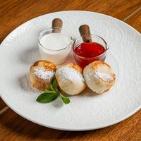 Сырники со сметаной и клубничным джемом в The 312