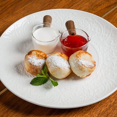 Сырники со сметаной и клубничным джемом в The 312 по цене 490 ₽