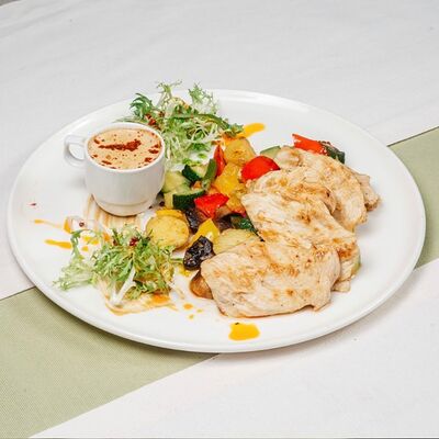 Куриное филе с овощным соте и соусом капучино в Ривьера по цене 560 ₽