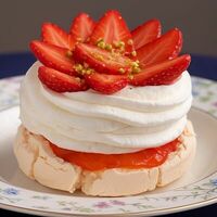 Битая Павлова с хурмой, брусничным соусом и кремом Шантильи в ЗоЗо