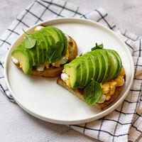 Авокадо-тост в Traveler's Coffee