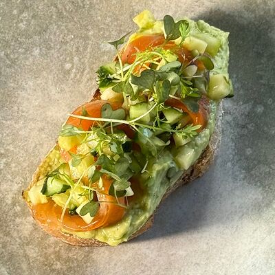 Кростини с лососем и гуакамоле в Три Б по цене 480 ₽