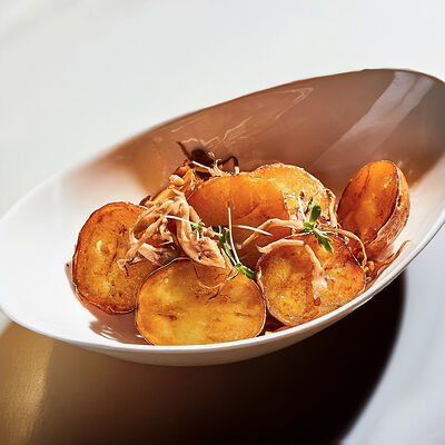 Молодой картофель, жаренный с грибами в Вартазия по цене 590 ₽