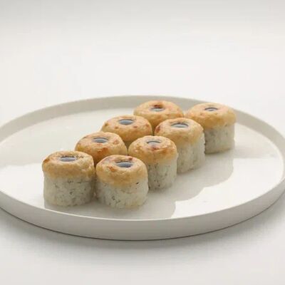 Теплый ролл с нежным лососем в Маяк дзиро по цене 1259 ₽