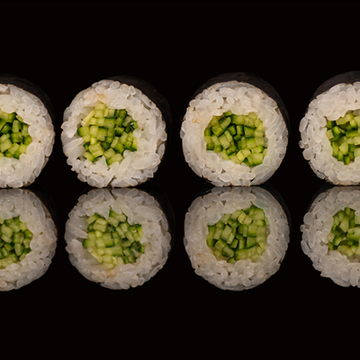 Ролл маки с огурцом в SUSHIлка по цене 295 ₽