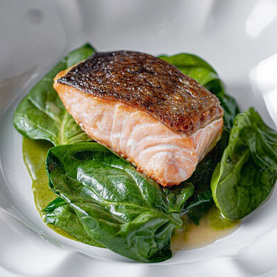 Лосось со шпинатом и соусом берблан в Phantom по цене 1790 ₽