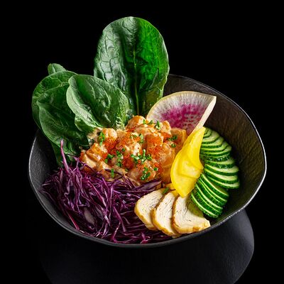 Поке боул из лосося в японском соусе Спайси в Lucky fish по цене 590 ₽