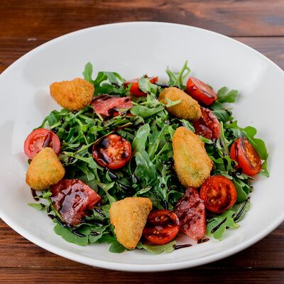 Салат из руколы с черри в Трактир Колесо по цене 616 ₽