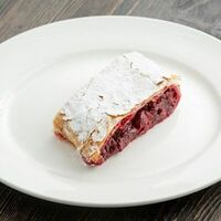 Вишневый штрудель с фундуком в Карл и Фридрих