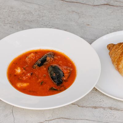 Пряный томатный суп с морепродуктами и круассаном в SET по цене 785 ₽