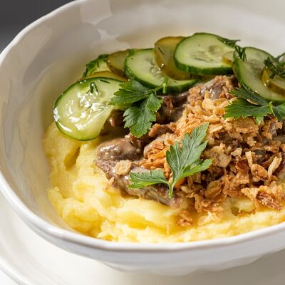 Бефстроганов с картофельным пюре в Тирольские пироги по цене 580 ₽