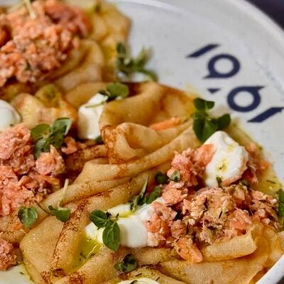 Блины с рийетом из лосося, творожным кремом и дрессингом из укропа в 1961 coffee по цене 490 ₽