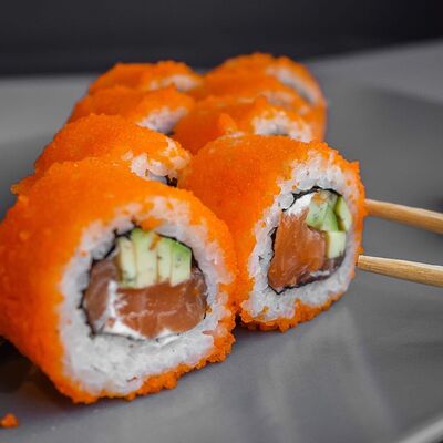 Калифорния с лососем в Суши Кото по цене 835 ₽
