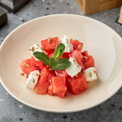 Салат с арбузом и фетой в Double по цене 490