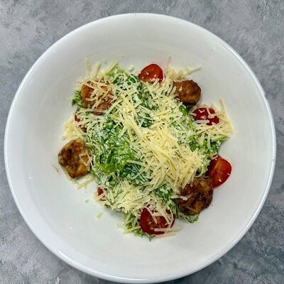 Салат Цезарь с креветкой в Бистро 24 на Шамиля по цене 312 ₽