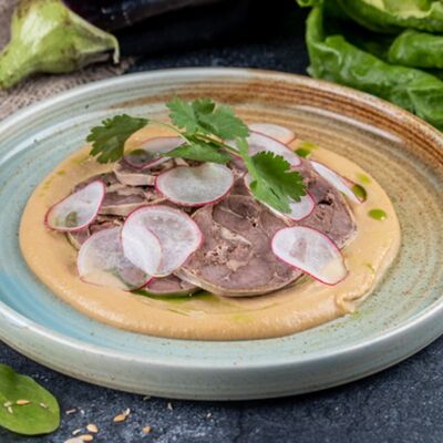 Казы из конины с хумусом из баклажана и молодым редисом в Гусь по цене 1014 ₽