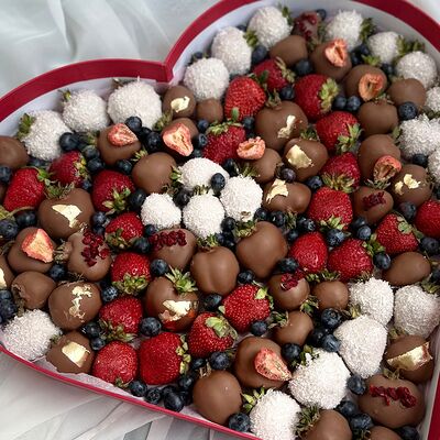 Клубника в шоколаде сердце d в Allowberry по цене 28000 ₽