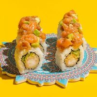 Ролл темпура с пряным лососем и креветкой темпура в Сушки на макушке
