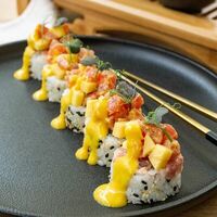 Ролл с тунцом Еллоуфин и свежим манго в Nikkei Sushi Premium