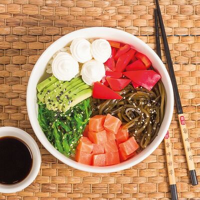 Поке с лососем и сливочным сыром в Луиджи & Тосё по цене 639