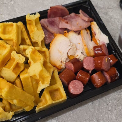 Waffle box сытный в Coffeessimo по цене 4200 ₸