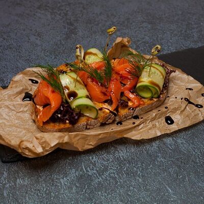 Брускетта с лососем в #proсчастье по цене 490