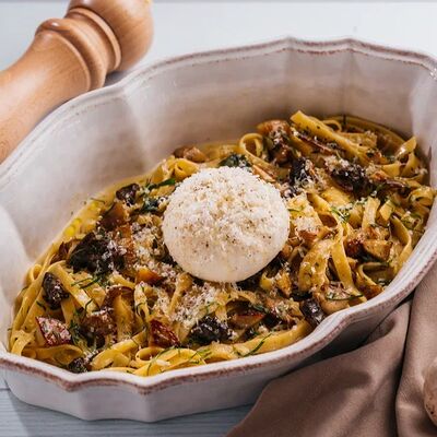 Большие тальятелле с белыми грибами и бурратойв Lucia osteria по цене 3240 ₽