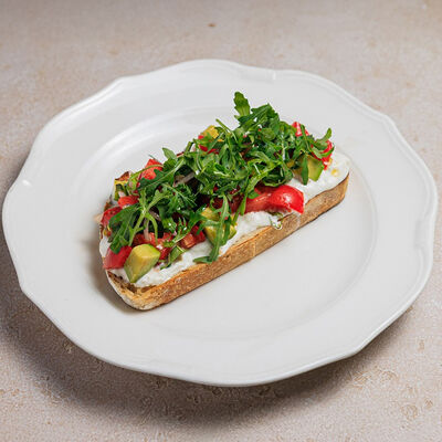Брускетта со страчателлой, авокадо и томатами в Bocconcino по цене 1020 ₽
