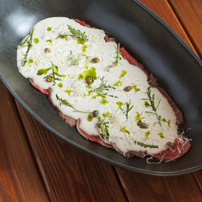 Вителло тоннатов Первый сырный бар Friends по цене 690 ₽