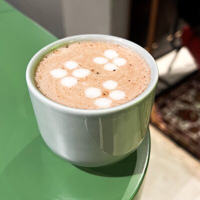 Горячий шоколад в Мистер Сэндвич coffee rest по цене 325 ₽