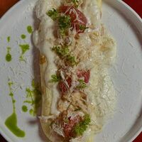 Нежный омлет с крабом и муссом из пармезана в Camon Cafe