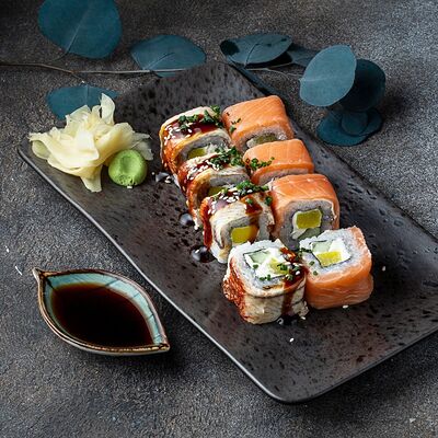 Ролл Угорь-лосось в Изи Паб по цене 795 ₽