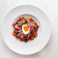 Салат Нисуаз в Mastersuit Cafe