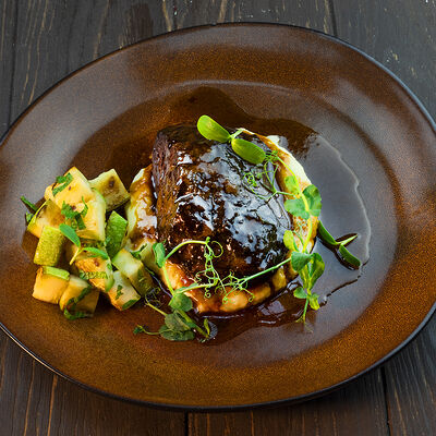 Томлённые говяжьи щёчки в Леон по цене 990 ₽