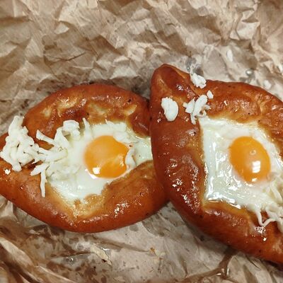 Хачапури по-аджарски с яйцомв Pahlava по цене 120 ₽