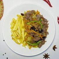 Картошка фри с говядиной и овощами (Бо Сао) в Pho Nem
