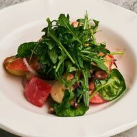 Салат с осьминогом, картофелем и оливками в Мансарда