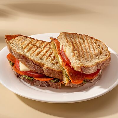 Сэндвич с моцареллой и пеперони в Комод по цене 455 ₽