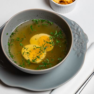 Утренний куриный бульон с яйцом и зеленью в Пепе Неро по цене 600 ₽