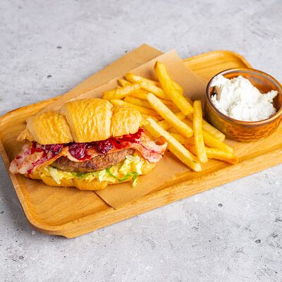 Круассан-бургер биф в Бар 108 по цене 640 ₽